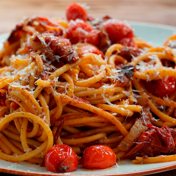 Espaguetis o macarrones amatriciana