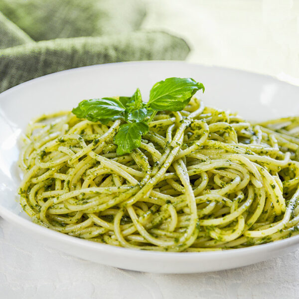 Espaguetis o macarrones al pesto