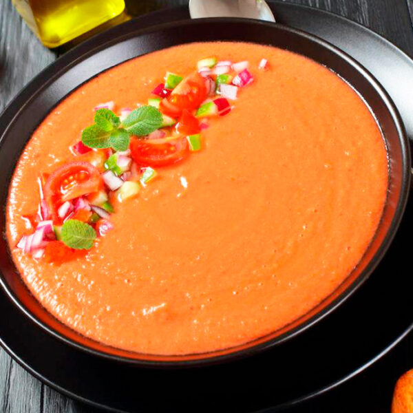 Gazpacho con guarnición (en temporada)